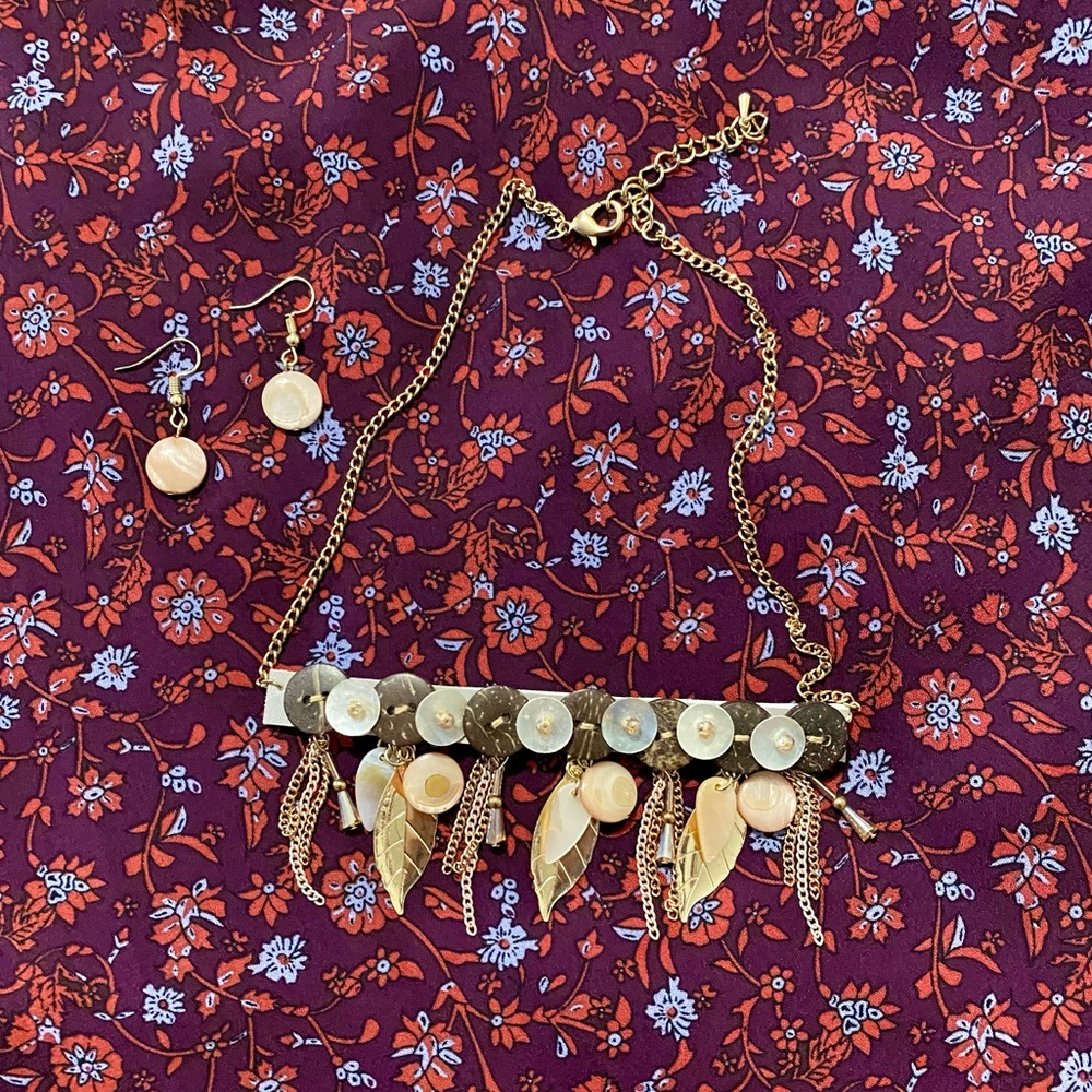 NWOT! Beautiful Coconut & Shell Leaf Necklace Set